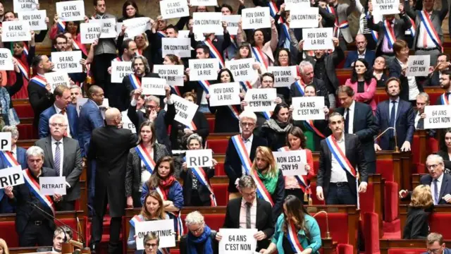 Meclis'te muhalefet "sokakta görüşürüz" pankartları açtı