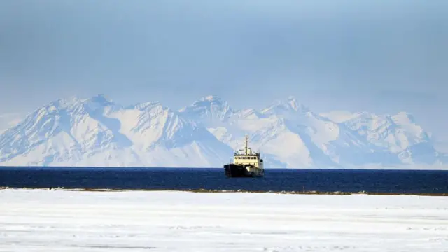 Um navio na costa da ilhaimoveis praia do cassinoSvalbard, na Noruega, bem acima do Círculo Polar Ártico