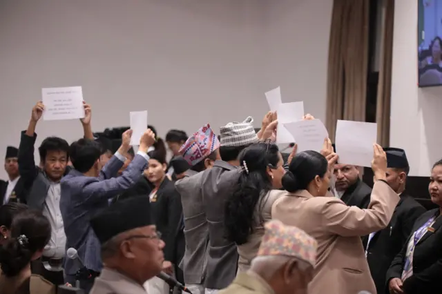 श्रम संस्कृति पार्टीका सांसद्हरू प्लाकार्डसहित विरोध जनाउँदै