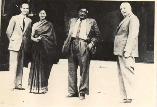 Sur la photo, trois hommes et une femme.