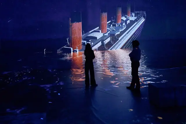 Visitantes comparecem à exposição imersiva "A Lenda do Titanic" em 8 de maio de 2025 em Munique, Alemanha