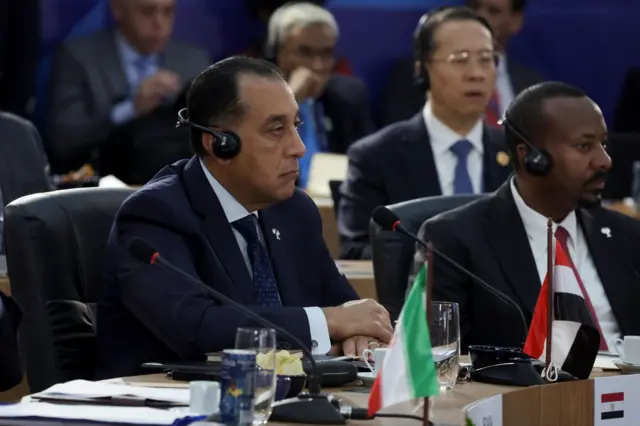 رئيس الوزراء المصري مصطفى مدبولي ورئيس الوزراء الإثيوبي آبي أحمد علي يحضران الجلسة الافتتاحية لقمة البريكس في ريو دي جانيرو، البرازيل 6 يوليو تموز 2025