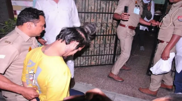 ਮੁਲਜ਼ਮ ਨੂੰ ਲੈ ਕੇ ਜਾਂਦੀ ਪੁਲਿਸ