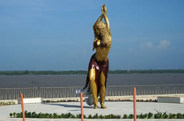 Shakira: la gigantesca escultura de la cantante colombiana que se inauguró  en Barranquilla (y que tiene un error de ortografía en su placa) - BBC News  Mundo