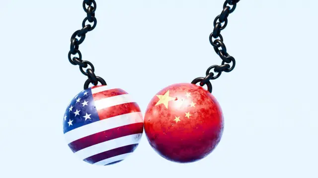amerikan ve çin bayraklarıyla kaplı iki yıkım güllesi.