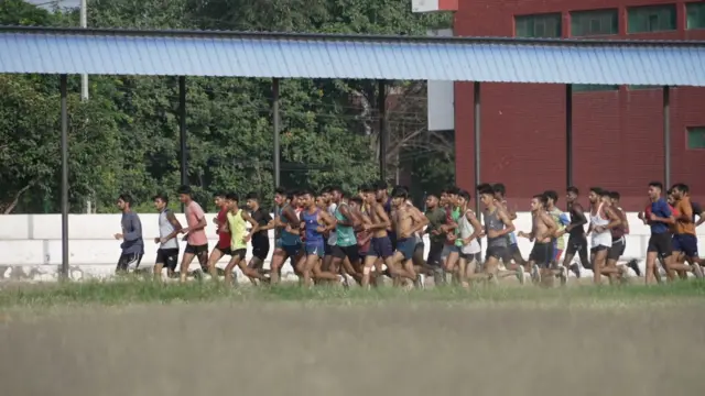 भिवानी जिले के भीम स्टेडियम में अग्निवीर भर्ती की तैयारी करते युवा 