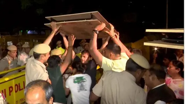 ধর্নামঞ্চে ফোল্ডিং খাট আনা হচ্ছিল বিনা অনুমতিতে, বলছে পুলিশ