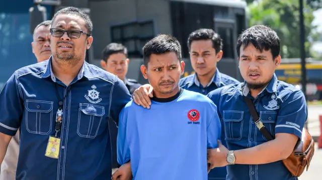 Petugas Kepolisian menggiring tersangka kasus pembunuhan Pegi Setiawan untuk dihadirkan pada konferensi pers yang digelar di Gedung Ditreskrimum Polda Jabar, Bandung, Jawa Barat, Minggu (26/5/2024).