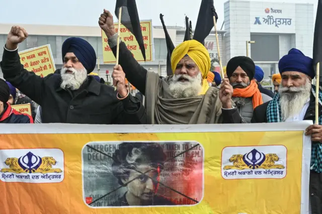 অমৃতসরে ইমার্জেন্সি ছবিটির বিরুদ্ধে শিখ বিক্ষোভকারীদের প্রতিবাদ