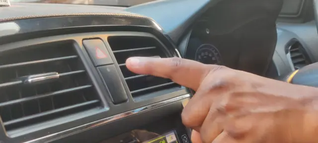 కారులో హాజర్డ్ బటన్