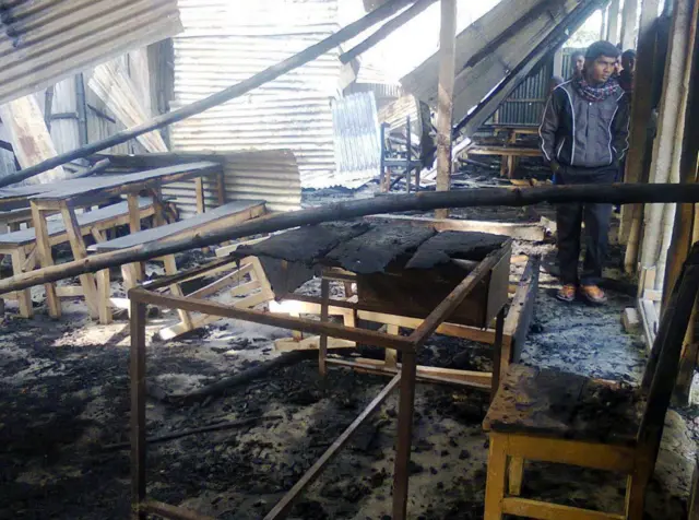 নির্বাচনের আগের দিন দেশের বিভিন্ন স্থানে ভোটকেন্দ্রে আগুন দেওয়ার ঘটনা ঘটে। রাজশাহীর একটি ভোটকেন্দ্রের চিত্র এটি