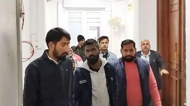 संसद हल्ल्यातील आरोपी कोर्टात हजर होताना