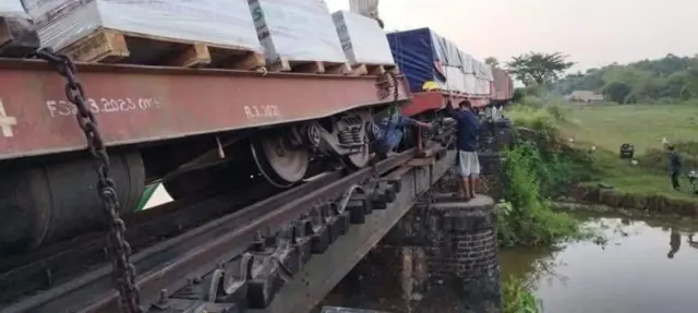 ရထားလမ်းပိုင်းကို ပြင်ဆင်နေရတုန်းလို့ဆို 