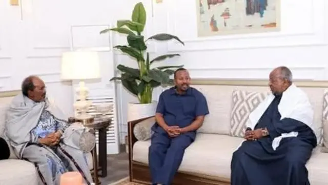 ስሉሳዊ ርክብ መራሕቲ ሶማልያ፡ ኢትዮጵያን ጂቡቲን ኣብ ከተማ ጂቡቲ። ንኣቢይ ኣሕመድ ኣማእኪሎሞ ኣብ ሶፋ ኮፍ ዝበሉ ሓሳን ሸኽ ማሕሙድን እስማዒልን ፍጡር ባህላዊ ጀለብያ ተኸዲኖም ይርኣዩ።