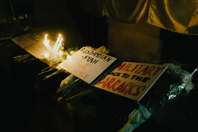 Para mahasiswa dan komunitas di New York meletakkan bunga dan lilin saat aksi, Senin (01/09)