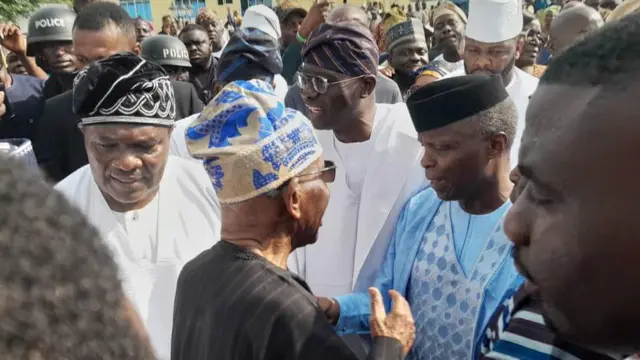 Àwọn èèkànlú péjú fún ìsìnkú Awujalẹ 