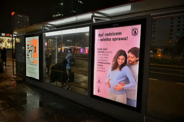 গর্ভাবস্থায় মদপানের বিরুদ্ধে সতর্ক করে দিয়ে পোল্যান্ডের এক বাসস্টপে লাগানো বিজ্ঞাপনগর্ভাবস্থায় মদপানের বিরুদ্ধে সতর্ক করে দিয়ে পোল্যান্ডের এক বাসস্টপে লাগানো বিজ্ঞাপন