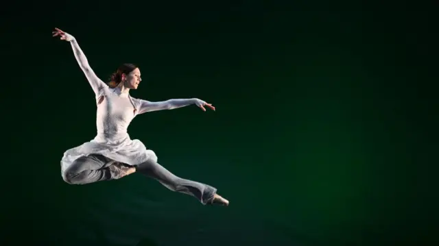 La bailarina argentina de ballet Marianela Núñez actúa durante un ensayo para la gala benéfica especial "Dance for Ukraine" (Danza por Ucrania) en el London Coliseum, el 19 de marzo de 2022.