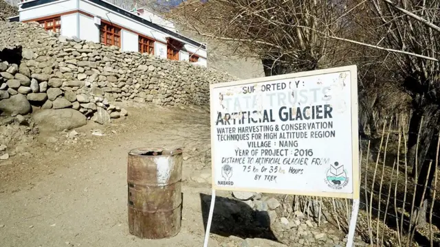 লাদাখের নাং গ্রামের বাইরে ঝোলানো সাইনবোর্ড।