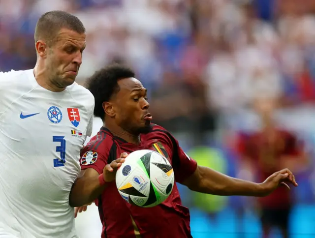 Openda toca el balón con la mano