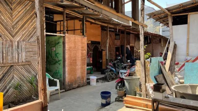 Warga Paguyuban Kelompok Tani kini hidup di rumah-rumah kecil yang terbuat dari triplek dan potongan bambu.