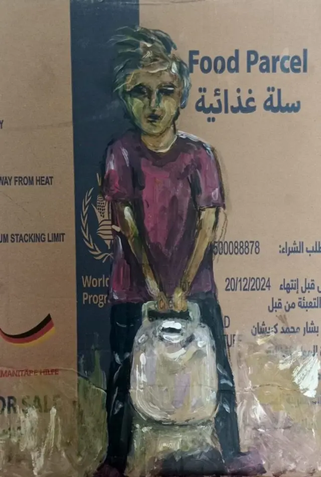 رسم لطفلة لون مهنا شعرها بالأشقر وقميصها قصير الأكمام بالبنفسجي وبنطالها بالأسود وقارورة الماء التي تحملها بصعوبة بكلتا يديها باللون الأبيض.