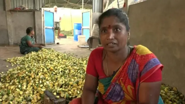 పచ్చడి తయారీలో ఇద్దరు మహిళలు