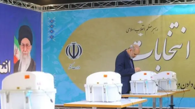 احمد وحیدی، وزیر کشور ایران در حال شرکت در انتخابات به صورت الکترونیکی