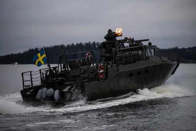 ဆွီဒင် ကမ်းတက်ယာဉ်နဲ့ စစ်ရေးပြ