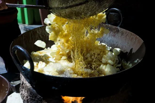 भारतामध्ये कार्बोहायड्रेट आणि फॅट जास्त असलेले तळलेले अन्नपदार्थं मोठ्याप्रमाणात खाल्ले जाते.