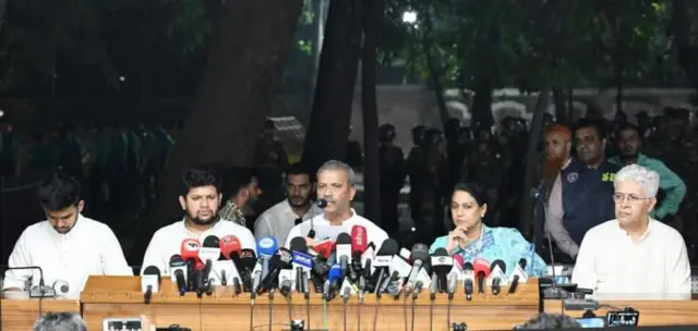 উপদেষ্টা পরিষদের বৈঠকের পর সংবাদ সম্মেলনে আওয়ামী লীগের কার্যক্রম নিষিদ্ধের সিদ্ধান্তের কথা জানান আইন উপদেষ্টা আসিফ নজরুল