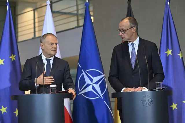 Kanclerz Niemiec Friedrich Merz oraz premier Polski Donald Tusk podczas konferencji prasowej w Berlinie z uczestnikami 17. niemiecko‑polskich konsultacji międzyrządowych, które odbyły się 1 grudnia 2025 roku w Kancelarii w Berlinie