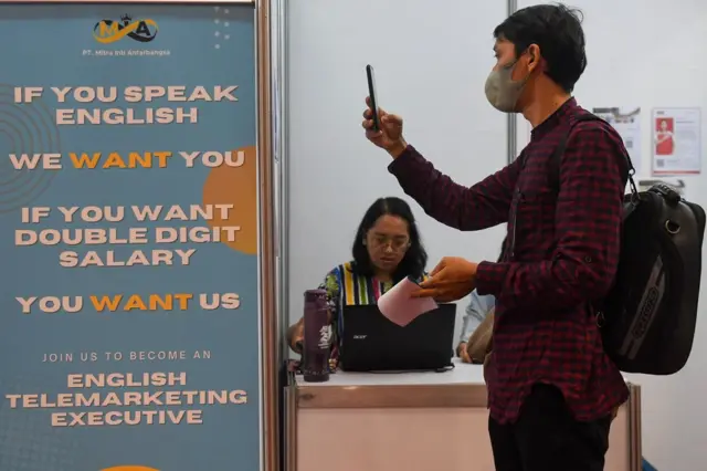 Pelamar kerja memindai kode untuk melamar pekerjaan sebuah acara pameran pekerjaan pada Kamis (29/02) di Jakarta.