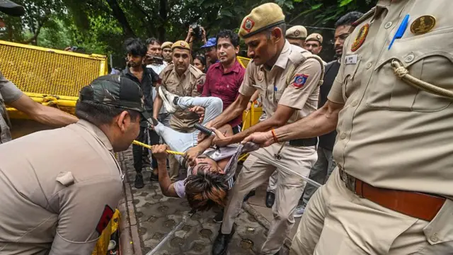 दिल्ली पुलिस और प्रदर्शनकारी