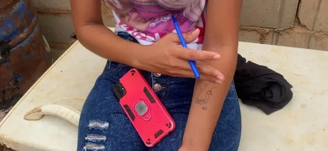 Yainelys Parra, esposa de Mervi Yamarte, venezolano deportado a El Salvador desde Estados Unidos, muestra el tatuaje que ambos tiene.