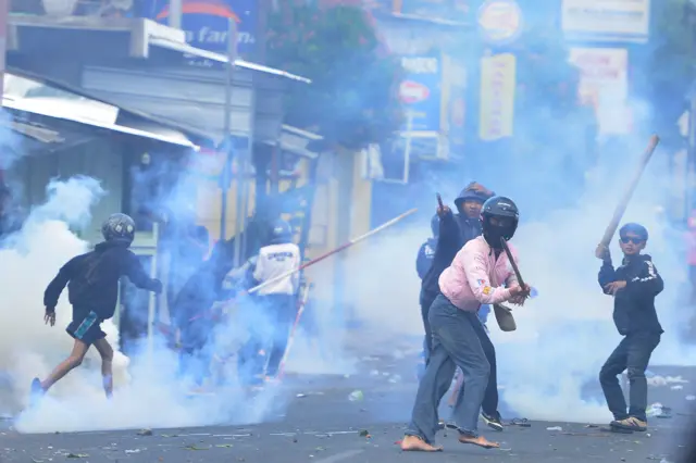 Pengunjuk rasa melakukan aksi di depan Mapolresta Kabupaten Cirebon, Jawa Barat, Sabttu (30/8/2025).