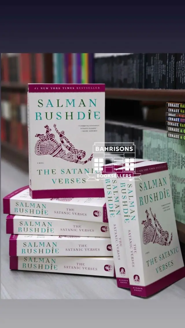 सलमान रश्दी यांच्या 'द सॅटनिक व्हर्सेस' या कादंबरीच्या आयातीवर 36 वर्षांपूर्वी भारत सरकारनं बंदी घातली होती.