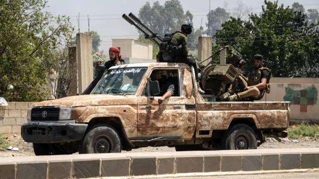 مقاتلون من أبناء القبائل البدوية في بلدة المزرعة ذات الأغلبية الدرزية في محافظة السويداء، سوريا - 18 يوليو/تموز 2025