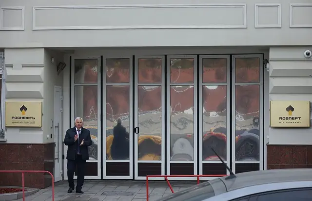 ورودی یک ساختمان که دو طرف آن دو تابلوی شرکت «روس نفت» دیده میشود