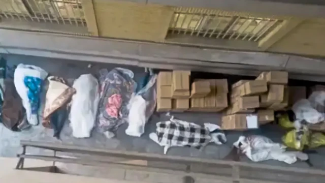 اجساد معترضان پیچیده شده در پتوی روی زمین در نزدیکی بیمارستانی در تهران