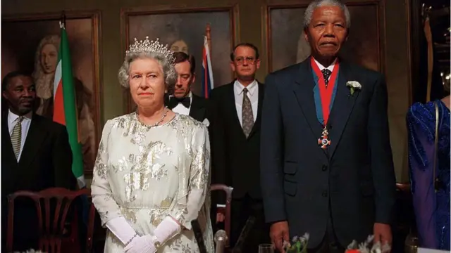 Rahotanni sun bayyana cewa akwai alakar abota mai armashi tsakanin Sarauniya da  Nelson Mandela, wanda suka dauki wannan hoton a Cape Town a 1995 