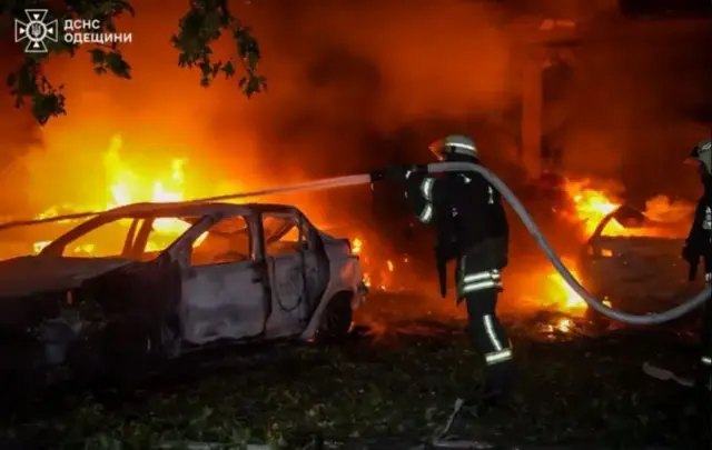 Amasanamu yerekana imodoka ziriko zirasha mu ntara ya Odessa inyuma y'igitero c'Uburusiya