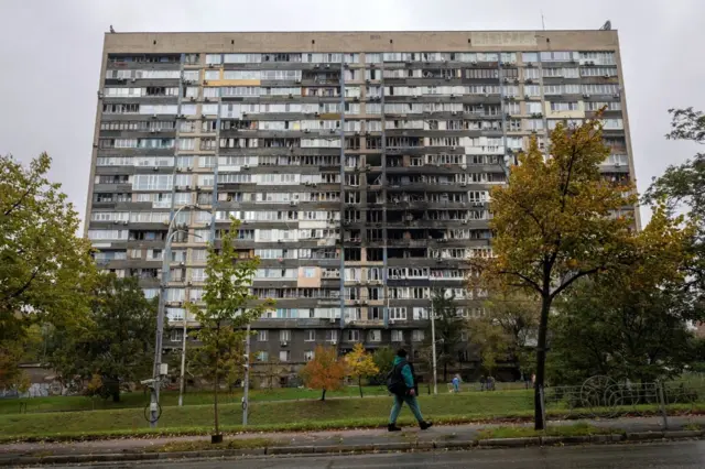 У Печерському районі уламки БпЛА влучили в багатоповерховий житловий будинок