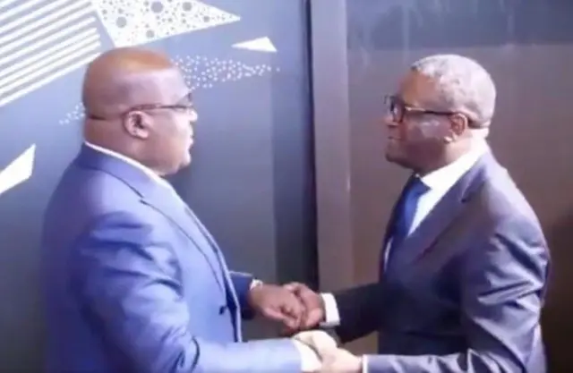 Mukwege (iburyo) ari kumwena Perezida Tshisekedi mbere y'amatora ya 2023