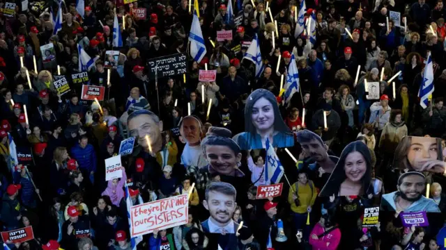 शनिवार को तेल अवीव में हुए विरोध प्रदर्शन में लोगों ने उन लोगों की रिहाई की मांग की जिन्हें हमास ने बंधक बनाया था.