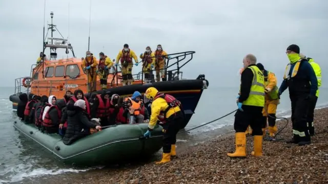 Imigrantes resgatados de barco no Canal da Mancha