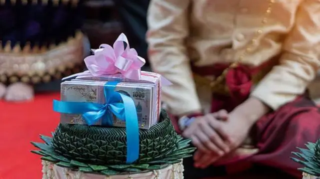 Zawadi za mahari zinakuja kwa pesa taslimu 