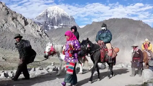 नेपाल से जाने वाला रास्ता कैलाश तक पहुंचने के तीन रास्तों में से एक है.