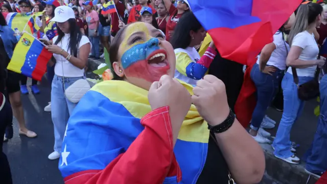 Una mujer venezolana residente en la Ciudad de Panamá celebra durante una manifestación tras la captura del presidente venezolano Nicolás Maduro en el Parque Urraca en la Ciudad de Panamá, Panamá, el 3 de enero.