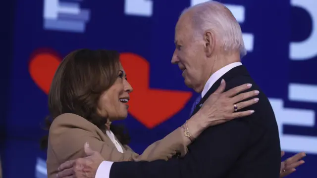 El presidente Joe Biden abraza a la vicepresidenta y candidata demócrata a la presidencia, Kamala Harris, durante la primera jornada de la Convención Nacional Demócrata.